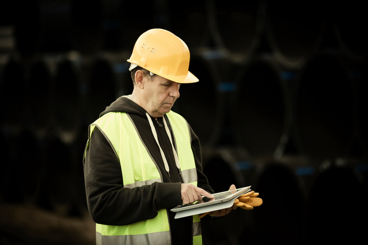 construction-worker-using-incidentli-tablet